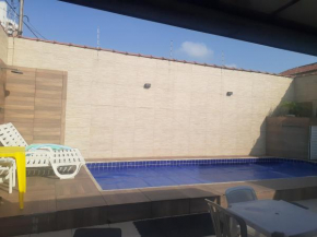 casa com piscina com piscina e churrasqueira em Praia Grande